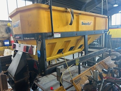 Lot 38 - SnowEx V-Maxx 9300 Gritter Body & Plough