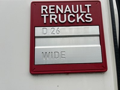 Lot 32 - 2017 Renault D Wide D26 Curtainsider Euro 6