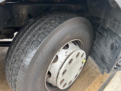 Lot 32 - 2017 Renault D Wide D26 Curtainsider Euro 6