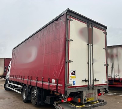 Lot 32 - 2017 Renault D Wide D26 Curtainsider Euro 6