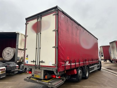 Lot 32 - 2017 Renault D Wide D26 Curtainsider Euro 6