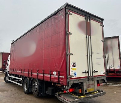 Lot 32 - 2017 Renault D Wide D26 Curtainsider Euro 6