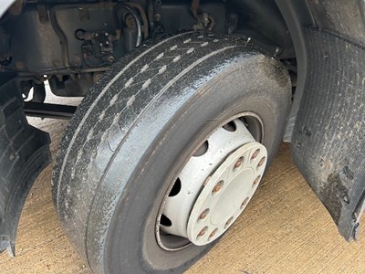 Lot 32 - 2017 Renault D Wide D26 Curtainsider Euro 6