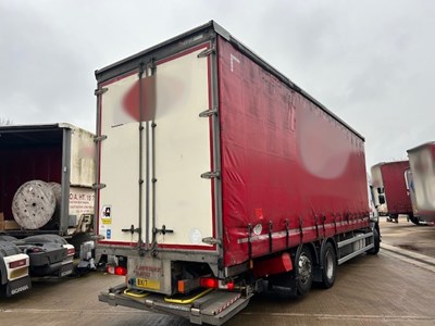 Lot 32 - 2017 Renault D Wide D26 Curtainsider Euro 6