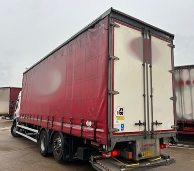 Lot 32 - 2017 Renault D Wide D26 Curtainsider Euro 6