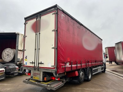 Lot 32 - 2017 Renault D Wide D26 Curtainsider Euro 6