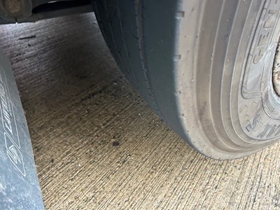 Lot 32 - 2017 Renault D Wide D26 Curtainsider Euro 6