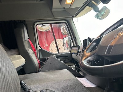 Lot 32 - 2017 Renault D Wide D26 Curtainsider Euro 6