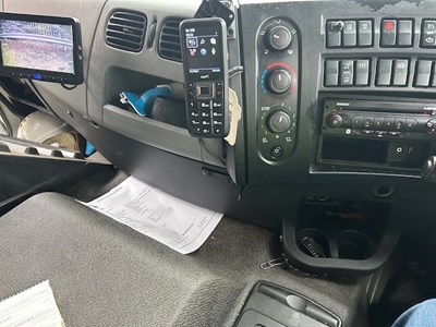 Lot 32 - 2017 Renault D Wide D26 Curtainsider Euro 6