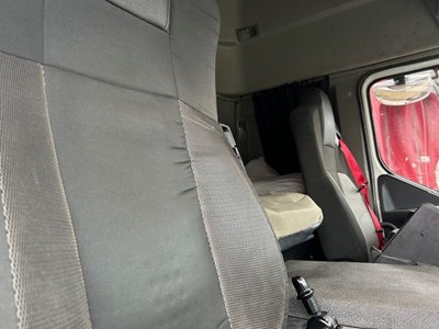 Lot 32 - 2017 Renault D Wide D26 Curtainsider Euro 6