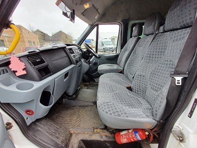 Lot 8 - 2009 Ford Transit 115 T430 17S RWD Minibus Euro 4