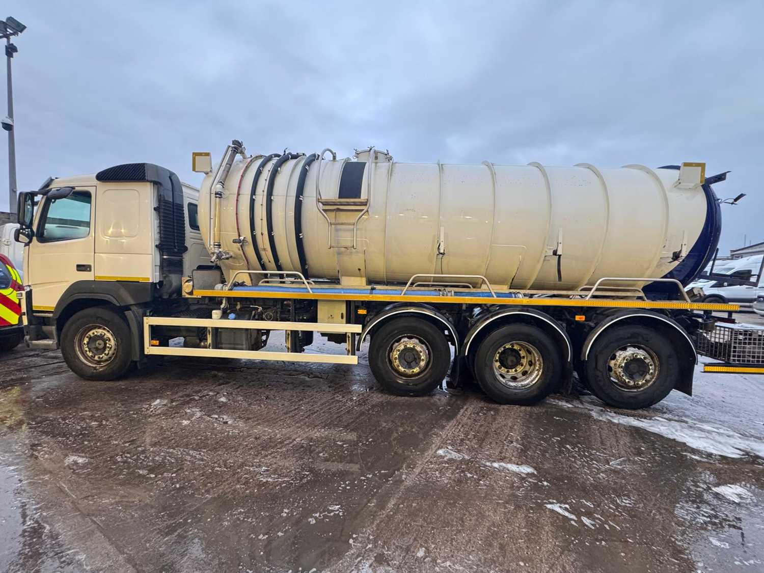 Lot 19 - 2015 Volvo FM-420 32T Vacuum/Pressure 8x2 Tanker Euro 6