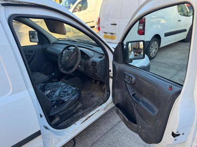 Lot 27 - 2011 Vauxhall Combo 2000 CDTI 16V Panel Van Euro 4