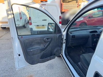 Lot 27 - 2011 Vauxhall Combo 2000 CDTI 16V Panel Van Euro 4