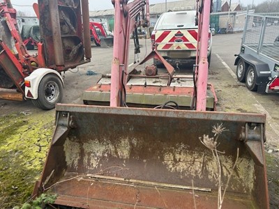 Lot 64 - Massey Ferguson 895 Loader & Bucket