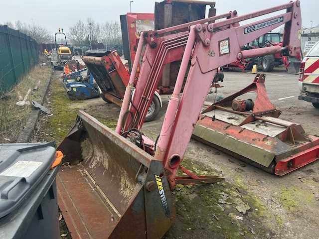 Lot 64 - Massey Ferguson 895 Loader & Bucket
