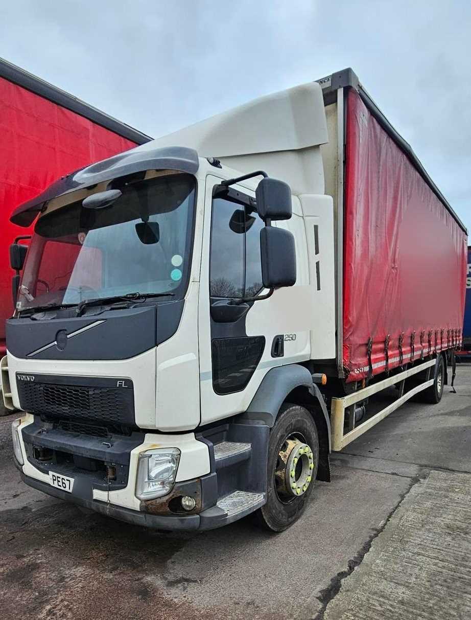 Lot 3 - 2017 (67 Plate) Volvo FES 18T Rigid Curtainside Euro 6