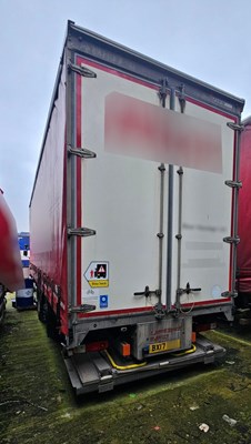 Lot 4 - 2017 Renault Trucks D26 6x2 Rigid Curtainside Euro 6