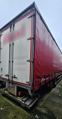 Lot 4 - 2017 Renault Trucks D26 6x2 Rigid Curtainside Euro 6