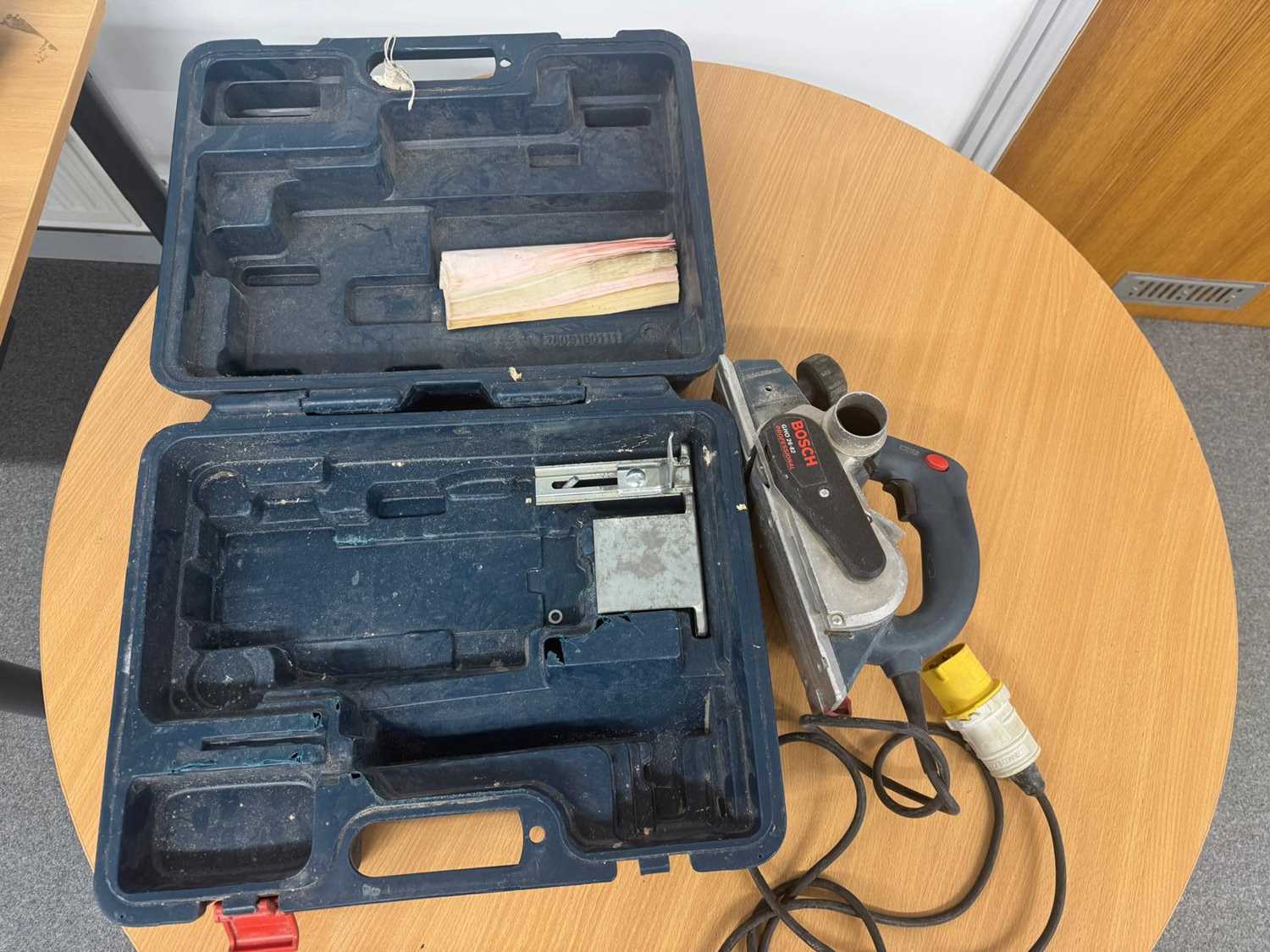 Lot 70 - Bosch Professional GHO 26-82 82mm Planer