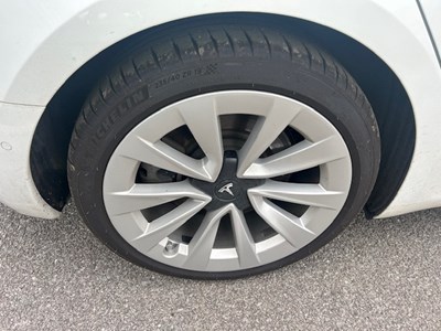 Lot 9 - 2021 Tesla Model 3 Dual Motor Long Range AWD