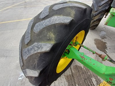 Lot 33 - John Deere 2650 Farm Tractor