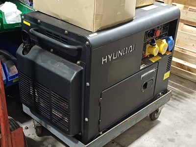 Lot 32 - 2011 Hyundai 110/240v Generator
