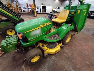 Lot 11 - 2005 John Deere 495 Ride On Mower With Collector