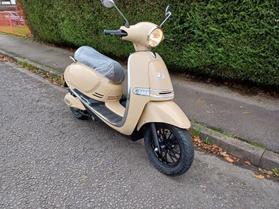 Lot 61 - E45 E Fun Pusa 45 Electric Scooter