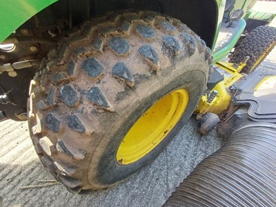 Lot 40 - John Deere x748 ultimate 4x4 ride on mower with the edge cutting deck and mcs 580h grass collector