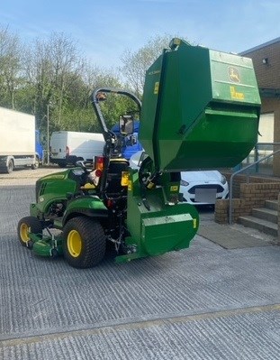 Lot 33 - John Deere 1026 r ride on mower with auto connect 54d cutting deck and mcs580h grass collector