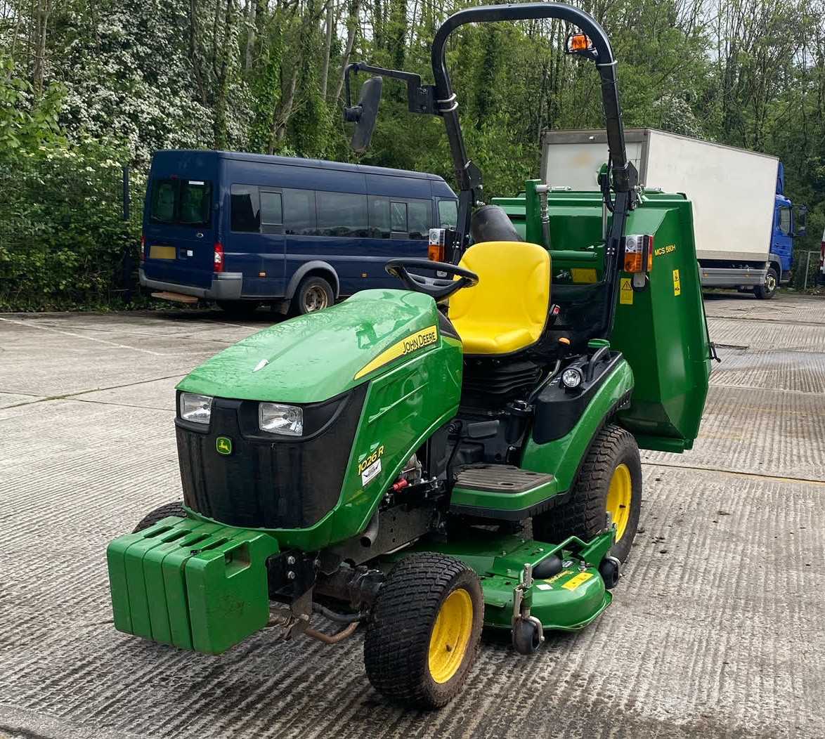 Lot 33 - John Deere 1026 r ride on mower with auto connect 54d cutting deck and mcs580h grass collector